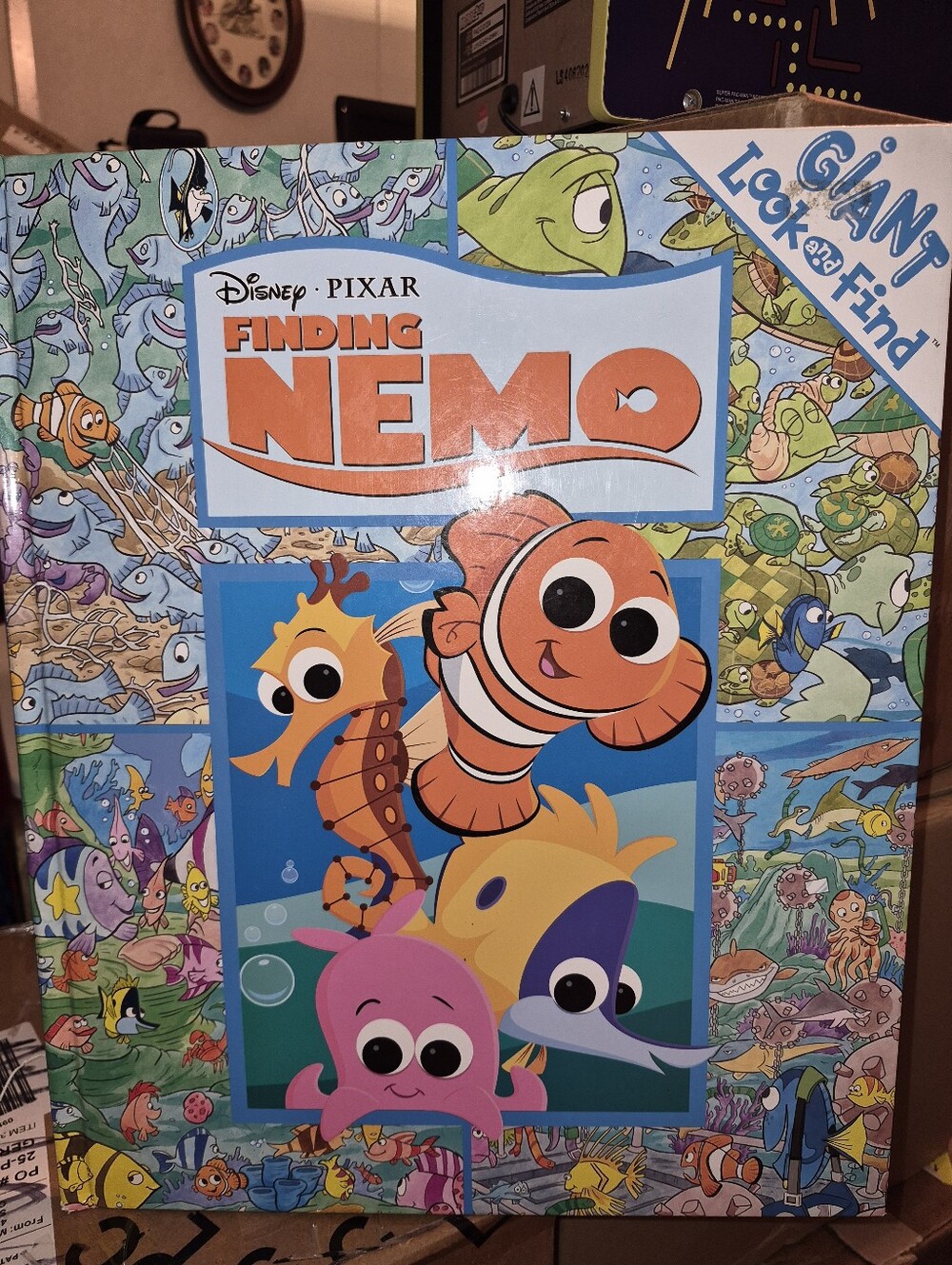 Finding Nemo Giant Look-and-Find Book